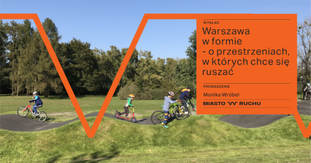 Grafika informacyjna z napisem „Warszawa w formie – o przestrzeniach, w których chce się ruszać”. W tle zdjęcie dzieci na rowerach w parku, a całość przecina duża, pomarańczowa linia w kształcie litery „W”.